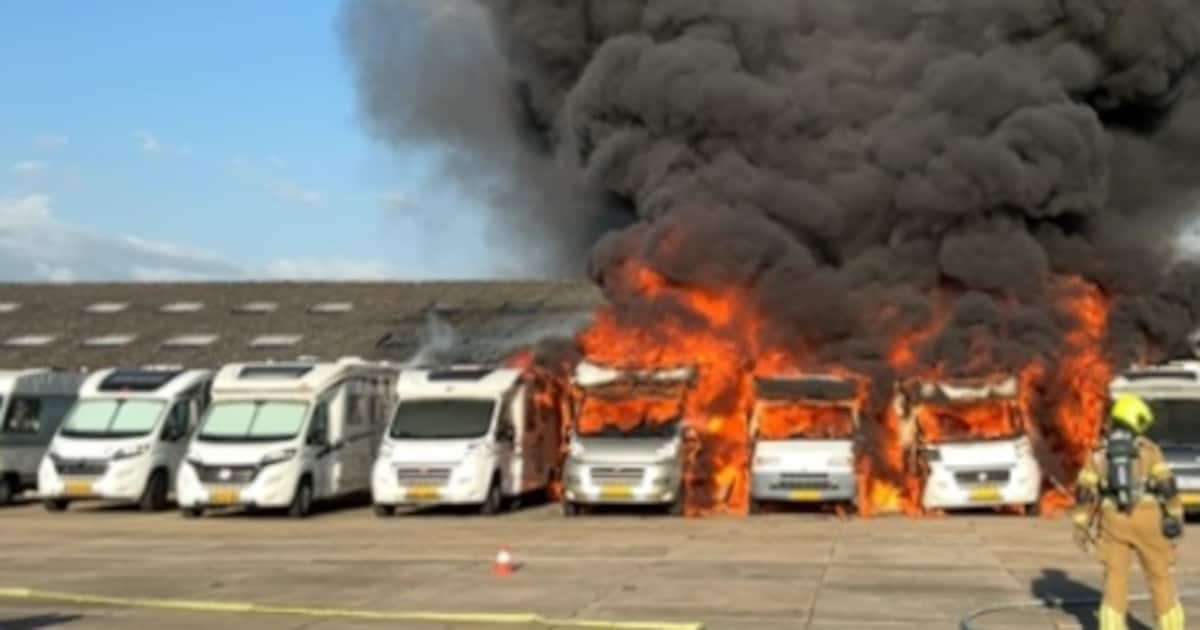 Acht campers verwoest door grote brand in stalling in Uppel