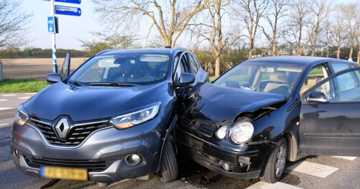 Auto botst op zijkant van andere auto op N289 bij Krabbendijke
