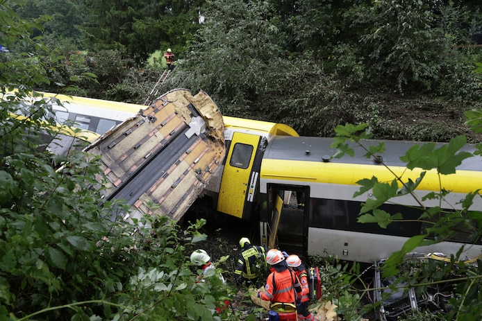 De trein ontspoorde midden in het bos waardoor het voor hulpverleners moeilijk te bereiken is. 