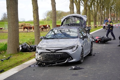 Twee motorrijders gewond na aanrijding die eindigt in de sloot in Zwolle