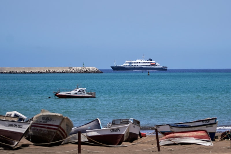 Het cruiseschip bij Kaapverdië.