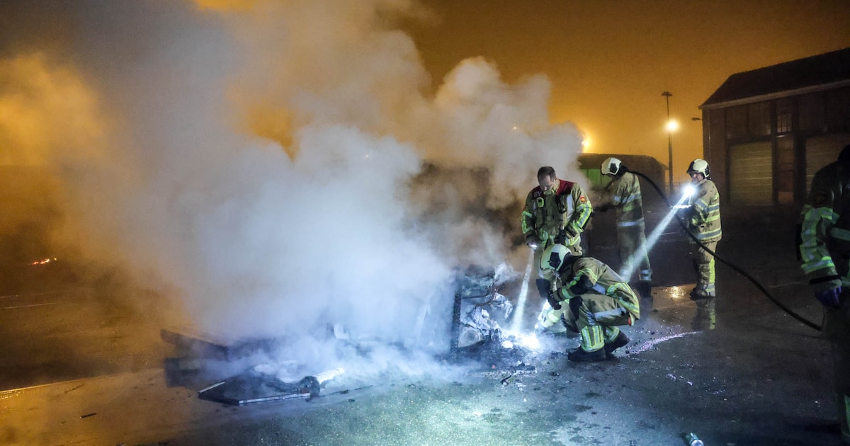 Brand gesticht op NS-rangeerterrein in Amersfoort, brommobiel gaat in vlammen op