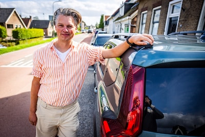 Jacob ziet tientallen voorbijgangers tegen zijn geparkeerde auto botsen: ‘Al 13.500 euro schade’
