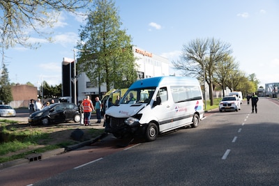 Taxibus en auto in botsing op de Cruquiusweg in Arnhem