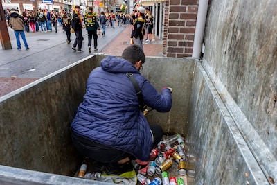 Sinds er statiegeld op blikjes en flesjes zit, slinkt mijn sympathie voor de hand op houdende bedela