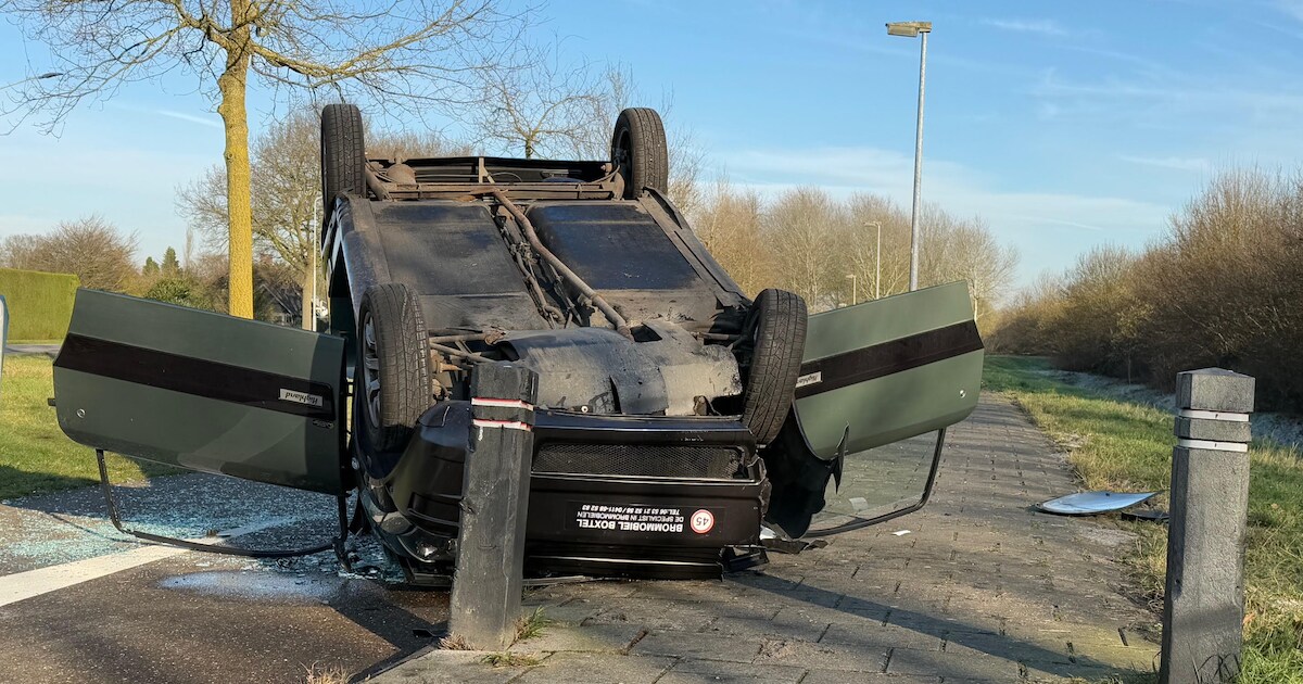 Brommobiel belandt op de kop in Nuland, twee inzittenden naar het ziekenhuis