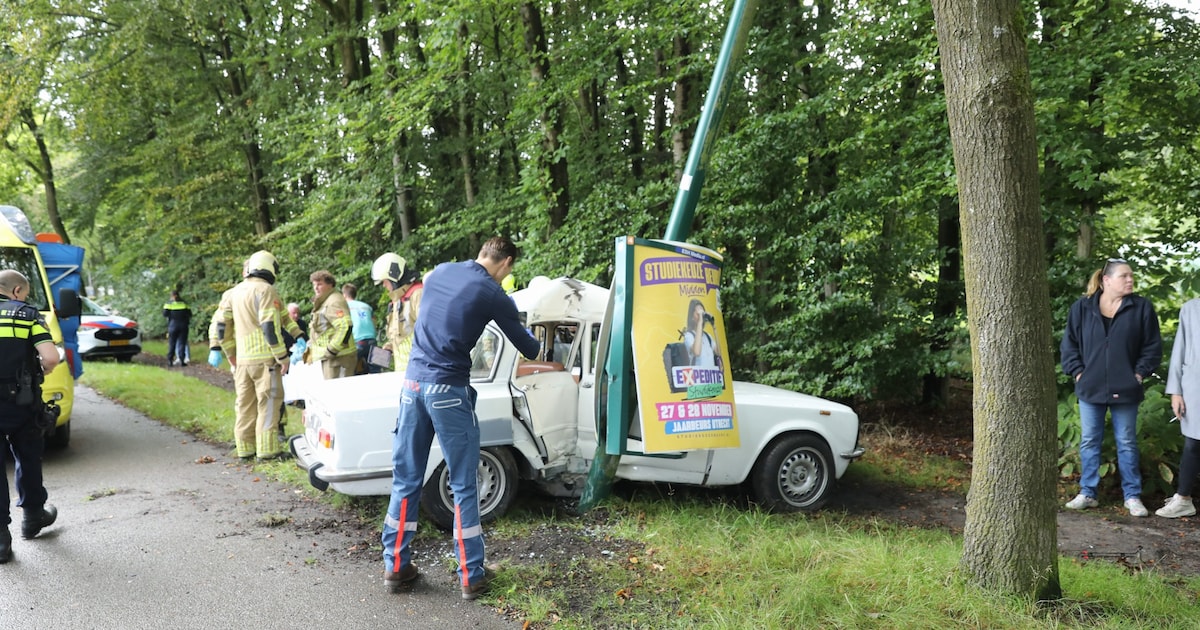 Auto botst tegen lantaarnpaal in Eemnes, één gewonde