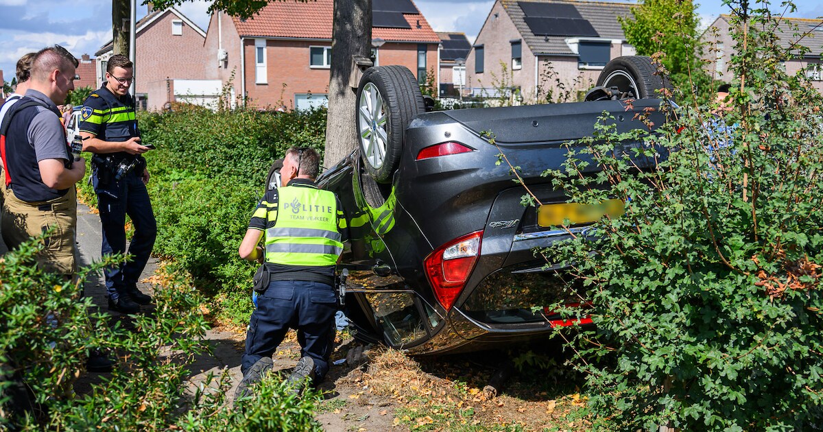 Bestuurder gewond door ongeluk in woonwijk Sprundel: auto op de kop, traumahelikopter landt