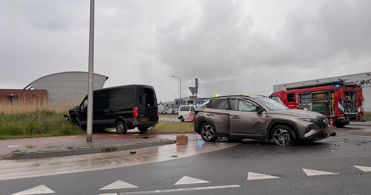 Bestelbus botst hard tegen zijkant van auto op de Ambachtsweg in Pijnacker