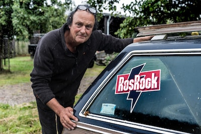 Megafestivals? Laat maar: in Rossum rocken ze met 600 man, twee podia en een biertje van 2,50 euro