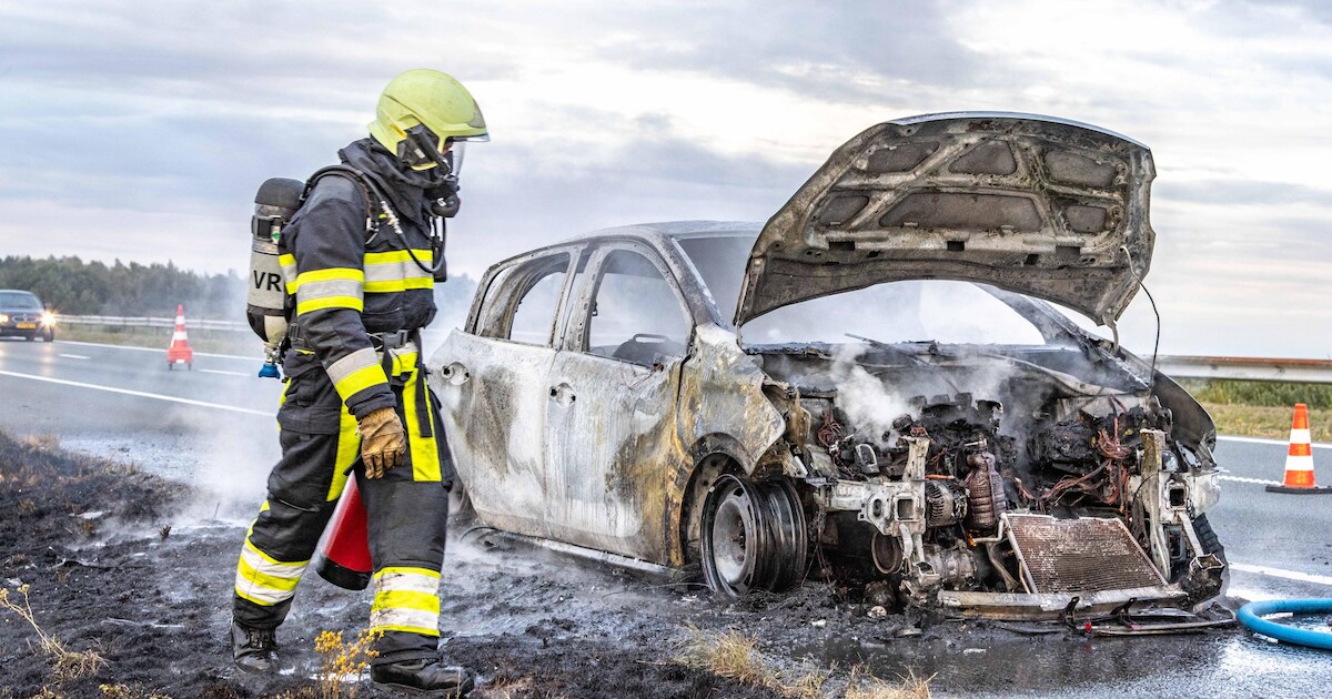 Auto volledig uitgebrand op A6 bij Doniaga