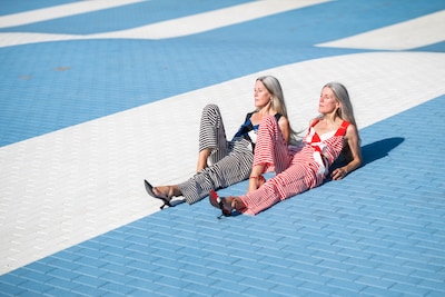 Waar Riet gaat, is Truus ook: beroemde modetweeling is onafscheidelijk: ‘Zij begrijpt meteen wat ik bedoel’
