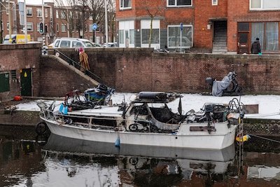 ‘Het is wachten op nieuwe branden op weesboten in Haagse grachten’