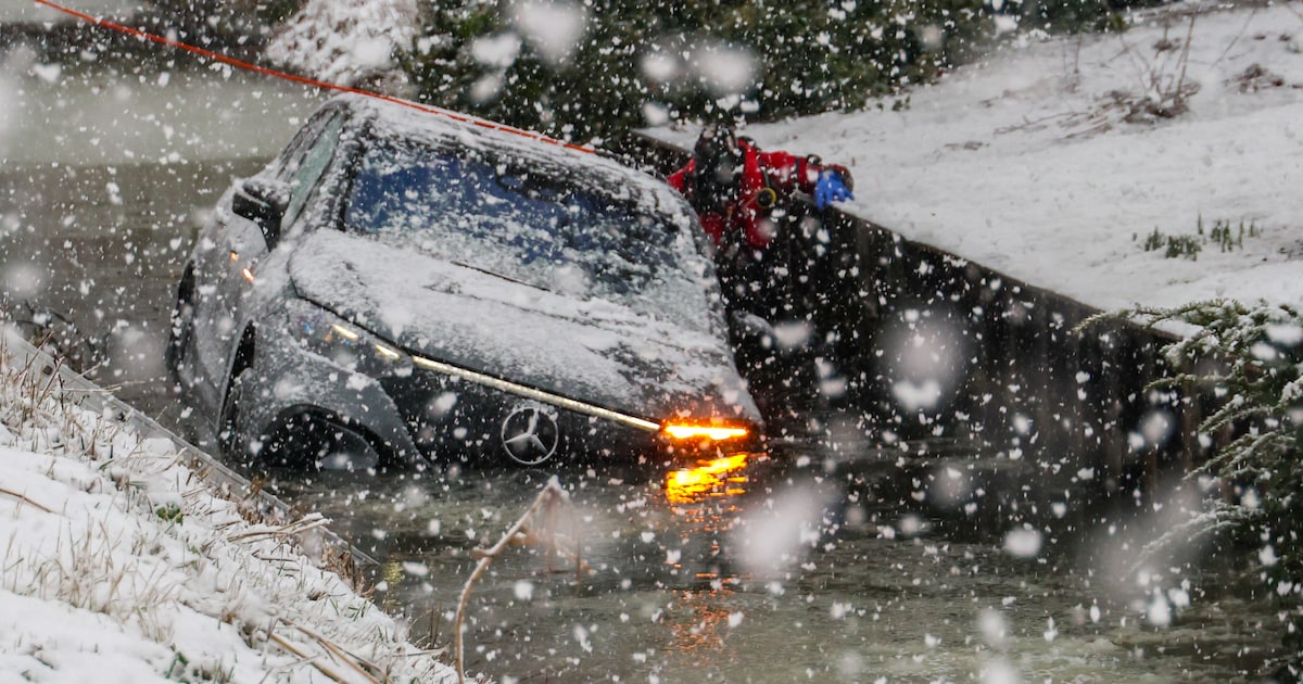 Auto te water geraakt tijdens hevige sneeuwbui in Zevenhuizen