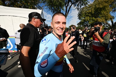 Indrukwekkende Remco Evenepoel schrijft in Montréal geschiedenis met vierde wereldtitel op rij