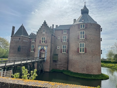 Kasteel Ammersoyen in Ammerzoden viert oogst met planten, kruiden en middeleeuwse verhalen