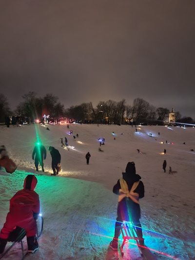 Met lichtjes sleeën van de dijk en ook bij winters weer wordt post bezorgd