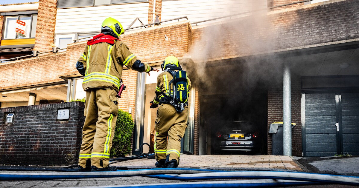 Brand in garage onder huis aan Schorredijk in Puttershoek