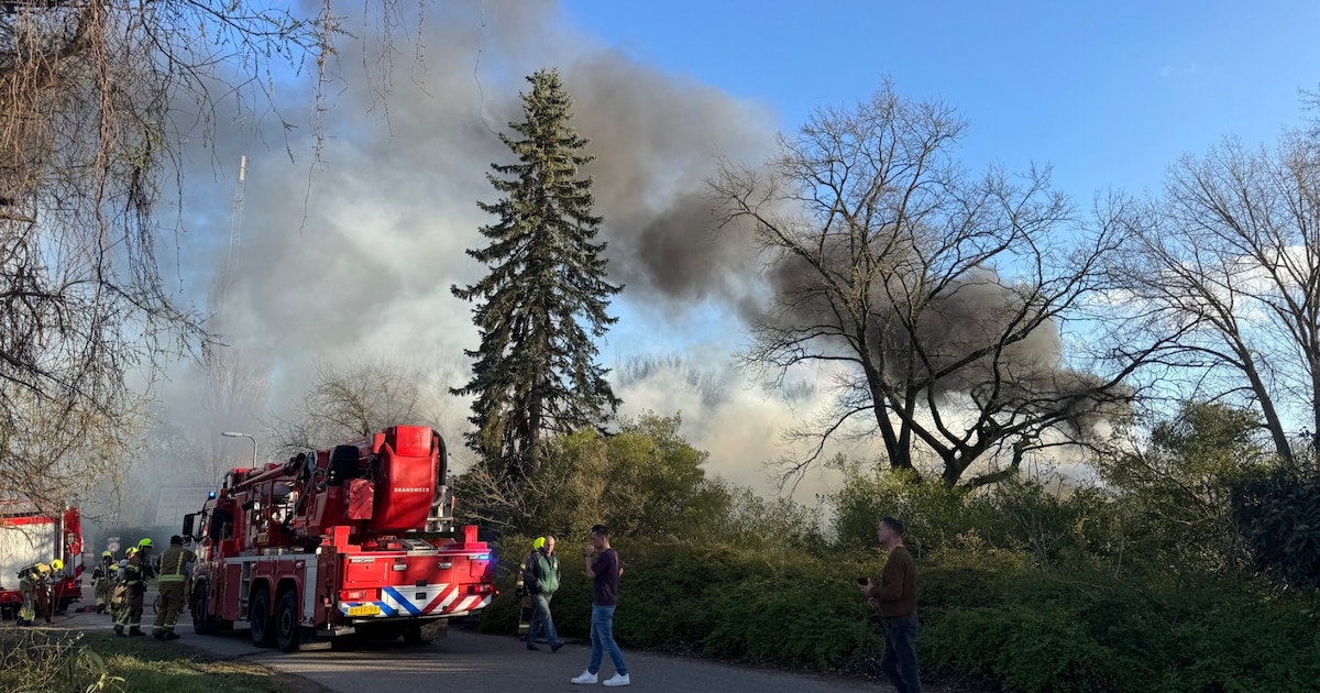 Uitslaande brand in leegstaande chalet in Krimpen aan de Lek