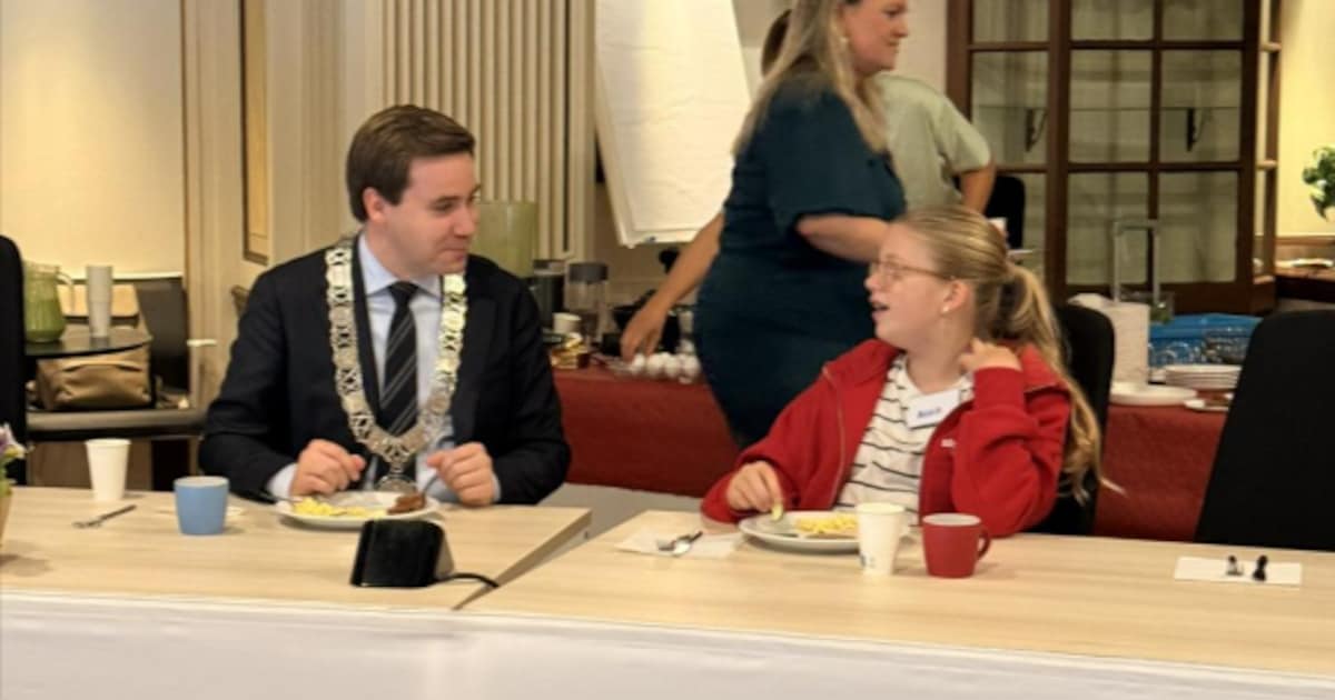 Burgemeester en wethouder ontbijten met leerlingen van OBS de Koningsspil uit Oosthuizen