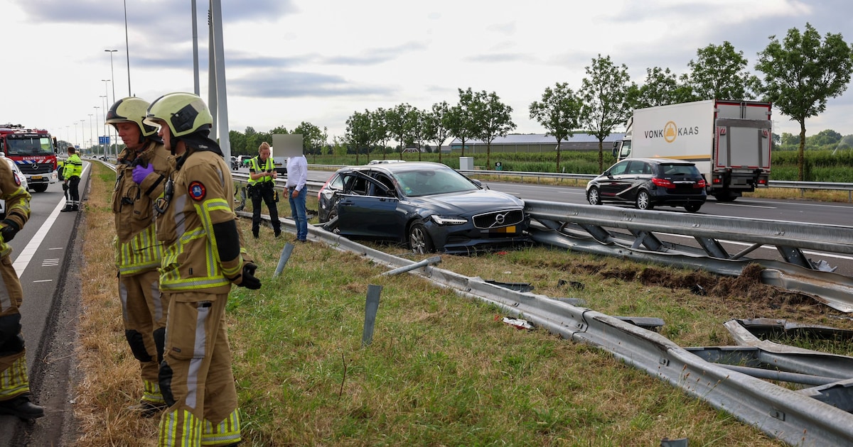 Auto en vrachtwagen belanden in middenberm na botsing op A12 bij Bunnik