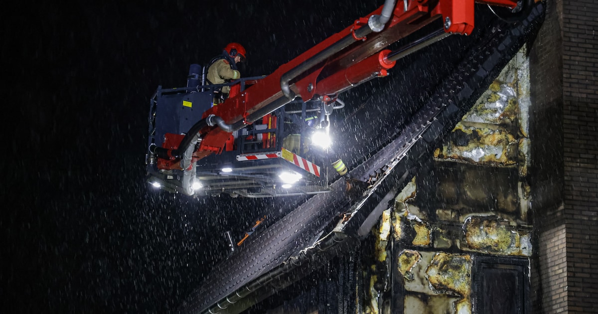 Nieuwbouwwoning in Leek volledig verwoest door brand na blikseminslag
