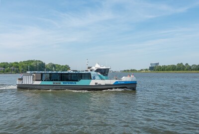 Weinig reizigers en hoge kosten: waterbus verkeert in zwaar weer