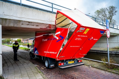 Veel crashes bij viaduct, bewoners tellen ongelukken niet meer: ‘Wat kost dit de gemeenschap?!’