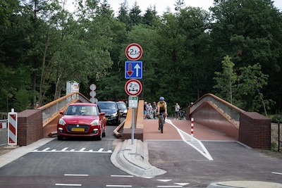 Zo ziet het nieuwe spoorbruggetje in Molenhoek eruit: ‘Het lijkt erop dat het eindelijk veilig is’