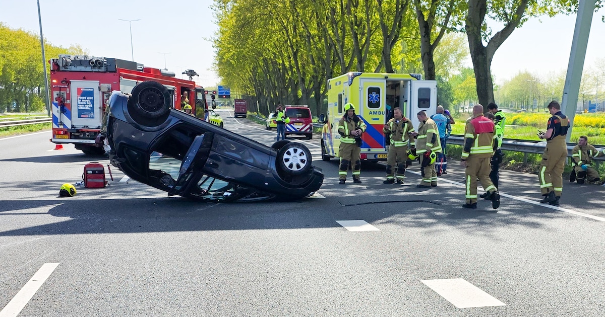 Auto over de kop geslagen op A15 bij Alblasserdam