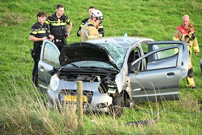 Automobilist gewond nadat auto over de kop vliegt en in weiland belandt bij Aerdt