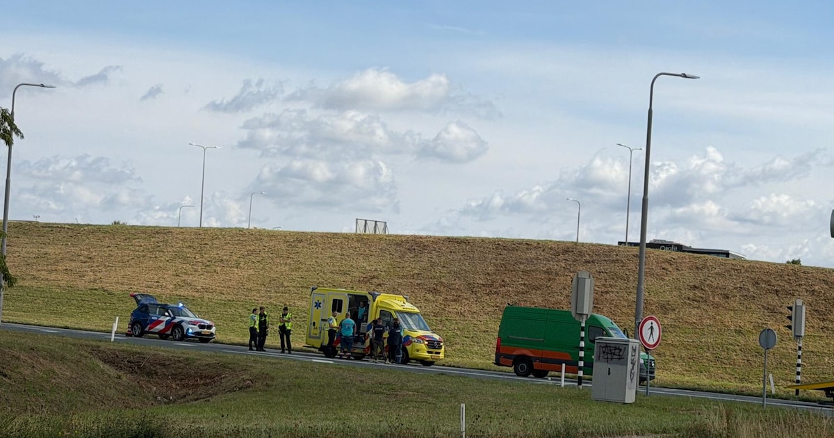 Bestelbus botst op auto op afrit Maastricht-Airport