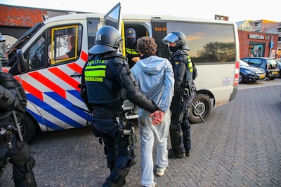 26 aanhoudingen bij asielprotest in Apeldoorn, agenten opnieuw bekogeld met vuurwerk