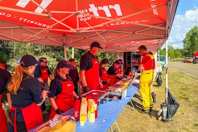 Veel hulp voor brandweer bij Budel: zowel internationale versterking als versgegrilde hamburgers