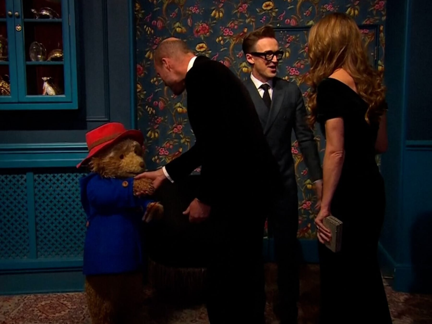 William en Kate schudden beertje Paddington de hand