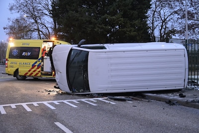 Auto rijdt door hekwerk na botsing met busje Etten-Leur