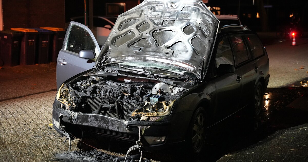 Veel schade door brand onder motorkap van auto in Bunschoten-Spakenburg