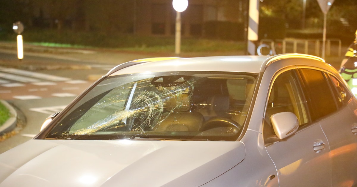 Auto botst op fietser op rotonde aan Valkseweg in Barneveld