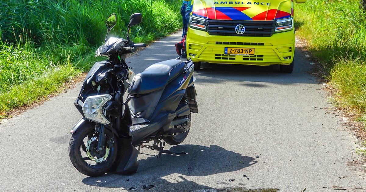 Twee scooters botsten op elkaar in Leeuwarden, één persoon gewond