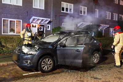 Geparkeerde auto brandt uit in Helmond, midden in straat met huizen