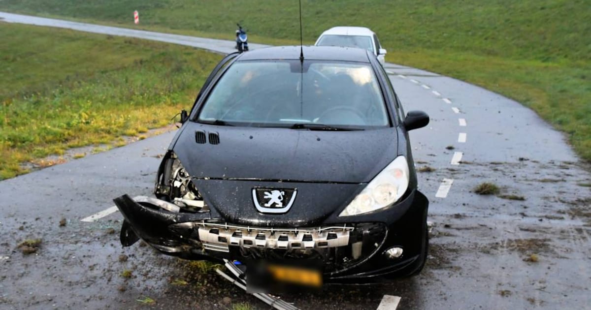 Auto vliegt over dijk bij Kapelle en belandt aan andere kant op de weg