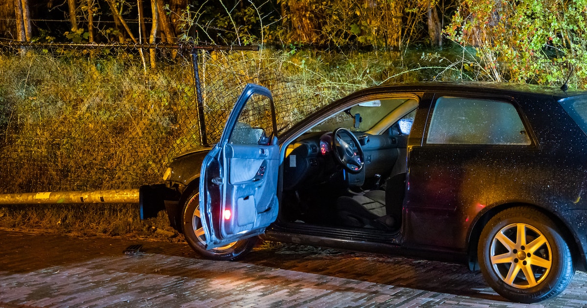 Automobilist ramt hekwerk en lantaarnpaal in Bloemendaal