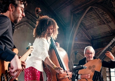 James Oesi Trio brengt muzikale reis naar kerk in Mook
