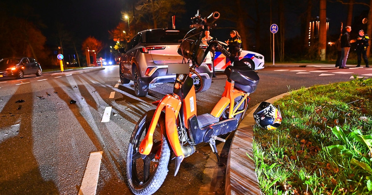 Scooterrijder raakt zwaargewond bij botsing met auto op kruising in Waalre