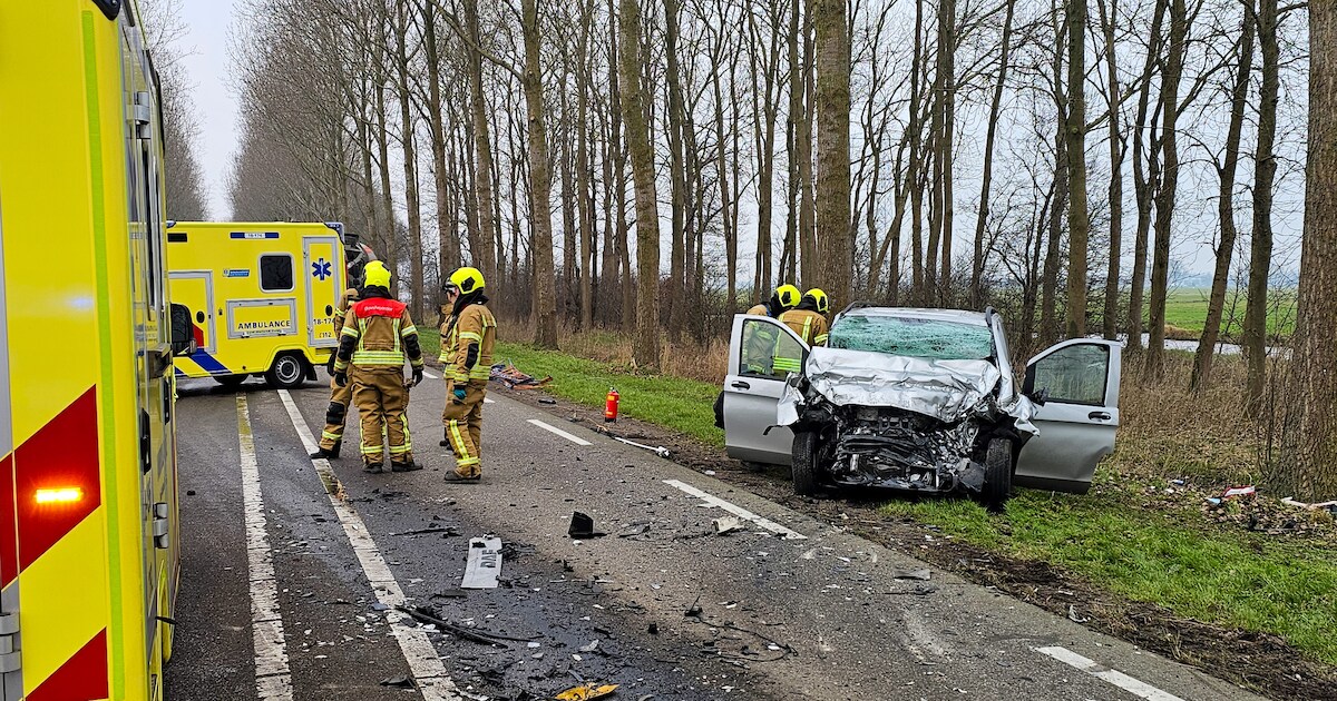 Frontale botsing op de N214 in Wijngaarden, weg volledig afgesloten