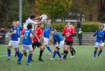 SCO, waar vrouw debuut maakt, gaat kansloos onderuit tegen NEO’25: ‘Ze zat al twee weken bij de sele