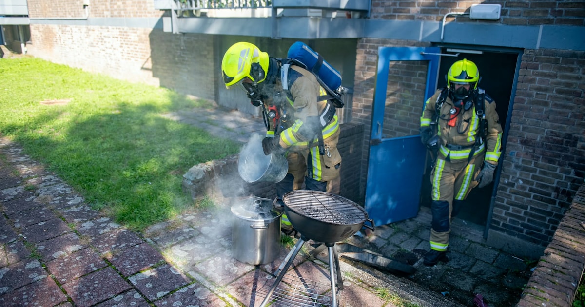 Smeulende barbecue zorgt voor flinke rookontwikkeling in kelderboxen in IJmuiden