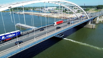 Alleen Nederlandse chauffeurs krijgen boete als ze over Merwedebrug rijden: ‘Pure concurrentievervalsing’