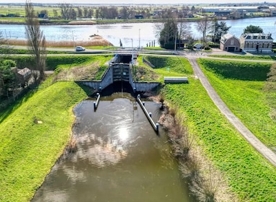 Snelle Sluis bij Moordrecht weer open voor scheepvaart na drie weken onverwacht onderhoud