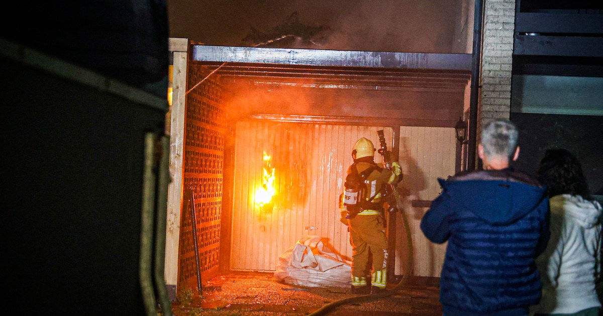 Vlammen slaan uit garage naast woning in Drachten